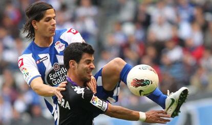 Ze Castro y Javi Guerra, durante el partido entre el Deportivo y el Valladolid de este año en Riazor.