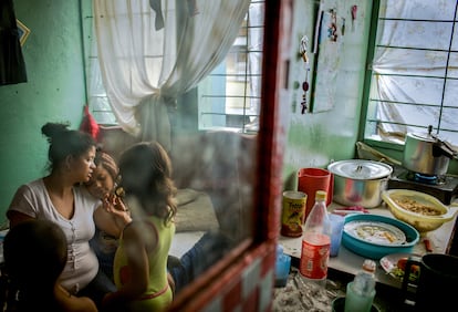 Una madre con sus hijas a la hora del desayuno en Colombia.