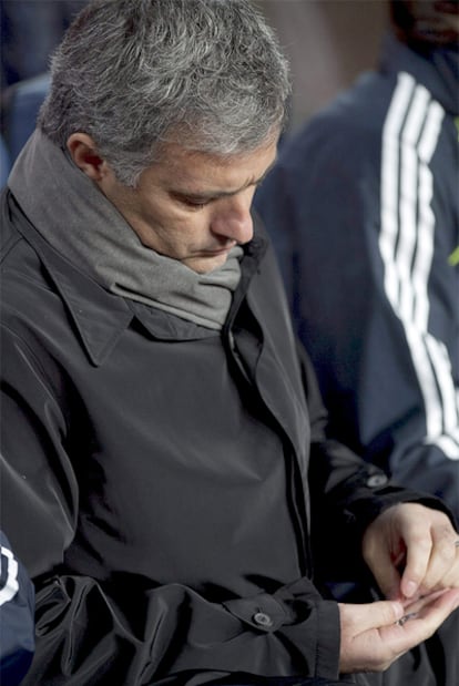 Mourinho, en el banquillo del Camp Nou.