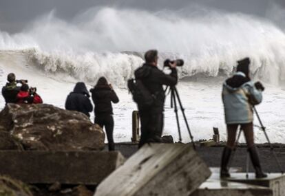 <b>Uno de los temporales más fotografiados.</b> Varios fotógrafos toman imágenes de las enormes olas el 2 de febrero en la playa de Bakio, una localidad vizcaína muy afectada por el temporal.