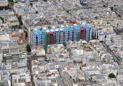 Este centro de arte y cultura respondía al sueño premonitorio del presidente francés Georges Pompidou. Renzo Piano y Richard Rogers diseñaron esta construcción que fue inaugurada en 1977 en Les Halles. En la imagen, una vista aérea del edificio en 2010.