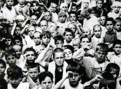 Los niños españoles saludan puño en alto a su llegada a México, en junio de 1937.