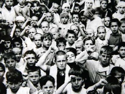 Los niños españoles saludan puño en alto a su llegada a México, en junio de 1937.