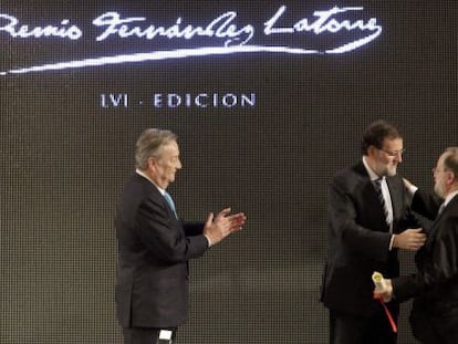 El editor Santiago Rey aplaude mientras Rajoy entrega el premio a Barreiro