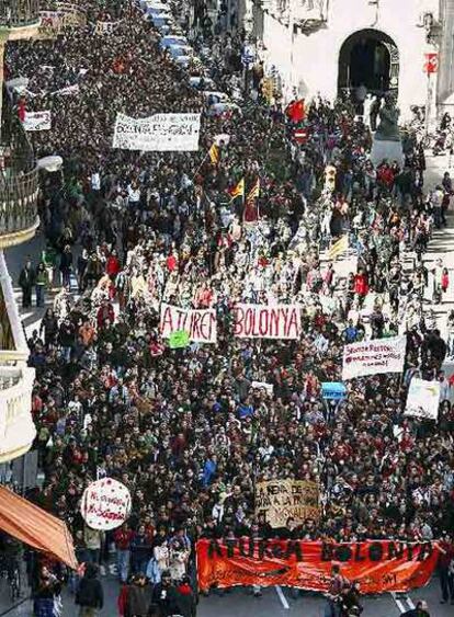 Miles de estudiantes se han manifestado por el centro de Barcelona en contra de la reforma de Bolonia, al considerar que abre la puerta a la privatización de las universidades.