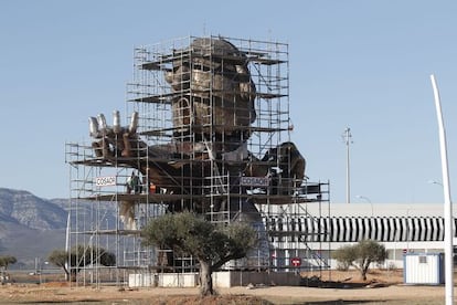 Escultura dedicada a Carlos Fabra que se construye en el aeropuerto de Castellón.