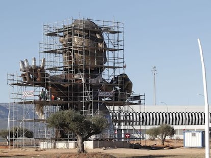 Escultura dedicada a Carlos Fabra que se construye en el aeropuerto de Castell&oacute;n. 