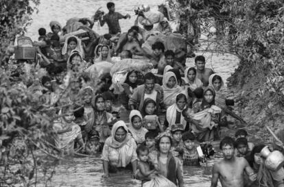 Los refugiados musulmanes rohingya se agolpan en un canal mientras huyen desde la frontera de Myanmar hacia Bangladesh, en el río Naf, el 1 de noviembre de 2017, cerca de Anjuman Para, en Cox's Bazar, Bangladesh.  Se espera que la población de refugiados se incremente aún más y que miles de musulmanes rohingya sigan el peligroso viaje a pie hacia la frontera, o que paguen a los contrabandistas para estos los lleven por vía fluvial en botes de madera. Se sabe que cientos de personas han muerto tratando de escapar.