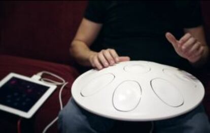 El handpan conectado a la aplicación en un iPad.