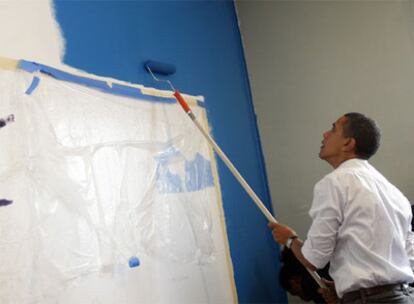 Barack Obama, rodillo en mano, ayuda a pintar albergue juvenil Sasha Bruce House.