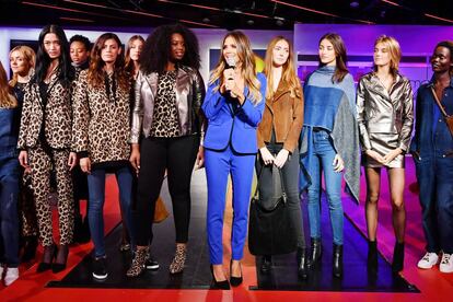 La modelo y presentadora Heidi Klum, junto a algunas de las modelos que desfilaron con sus prendas para la cadena de supermercados.