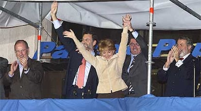 Esperanza Aguirre, flanqueada por Rato, Rajoy, Ruiz-Gallardn y Mayor Oreja, celebra la victoria en el balcn de la sede del PP.