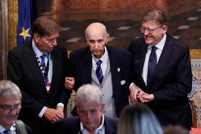 El presidente valenciano, Ximo Puig, (derecha), junto a los presidentes de los Jaume I, Santiago Grisolía (centro) y ejecutivo, Javier Quesada, tras el acto en el Palau de la Generalitat. 