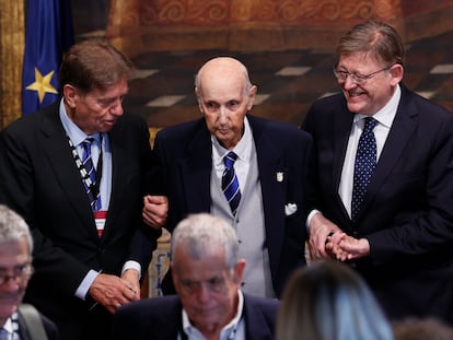 El president Ximo Puig (d), junto a los presidentes de los Premios , Santiago Grisolía (c) y Javier Quesada (i), el pasado 7 de junio.