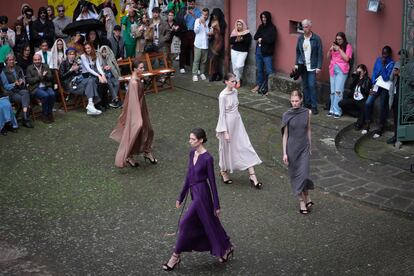 Cuatro modelos presentan las creaciones de Diogo Miranda en la Portugal Fashion, en el Museu Soares dos Reis de Oporto, el 15 de octubre de 2022.
