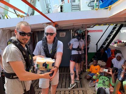 El actor Richard Gere colabora llevando alimentos al barco de Proactiva Open Arms. Gere estaba veraneando en Italia y estaba al corriente del decreto contra las ONG que la semana pasada fue convertido en ley en el Senado italiano elevando a un millón de euros las multas contra las organizaciones.