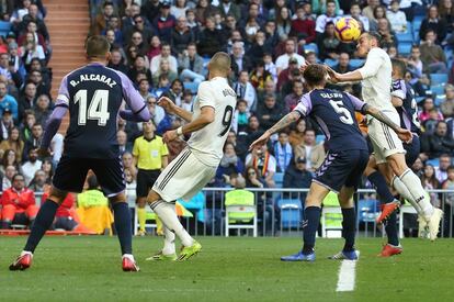Gareth Bale golpea el balón en un intento de fallo a puerta.