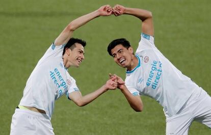 Lozano y Gutiérrez celebran uno de sus goles. 