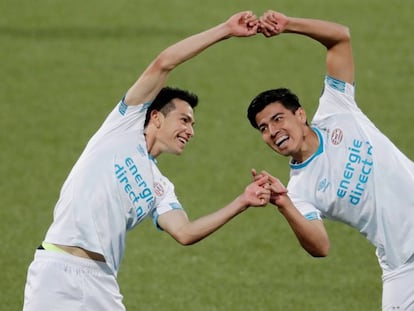 Lozano y Gutiérrez celebran uno de sus goles. 
