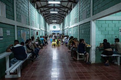 Varias personas reposan en el comedor del Centro de descanso y apoyo a los migrantes, Fundación Alivio y Sufrimiento, en El Paraíso (Honduras), el pasado 23 de julio.