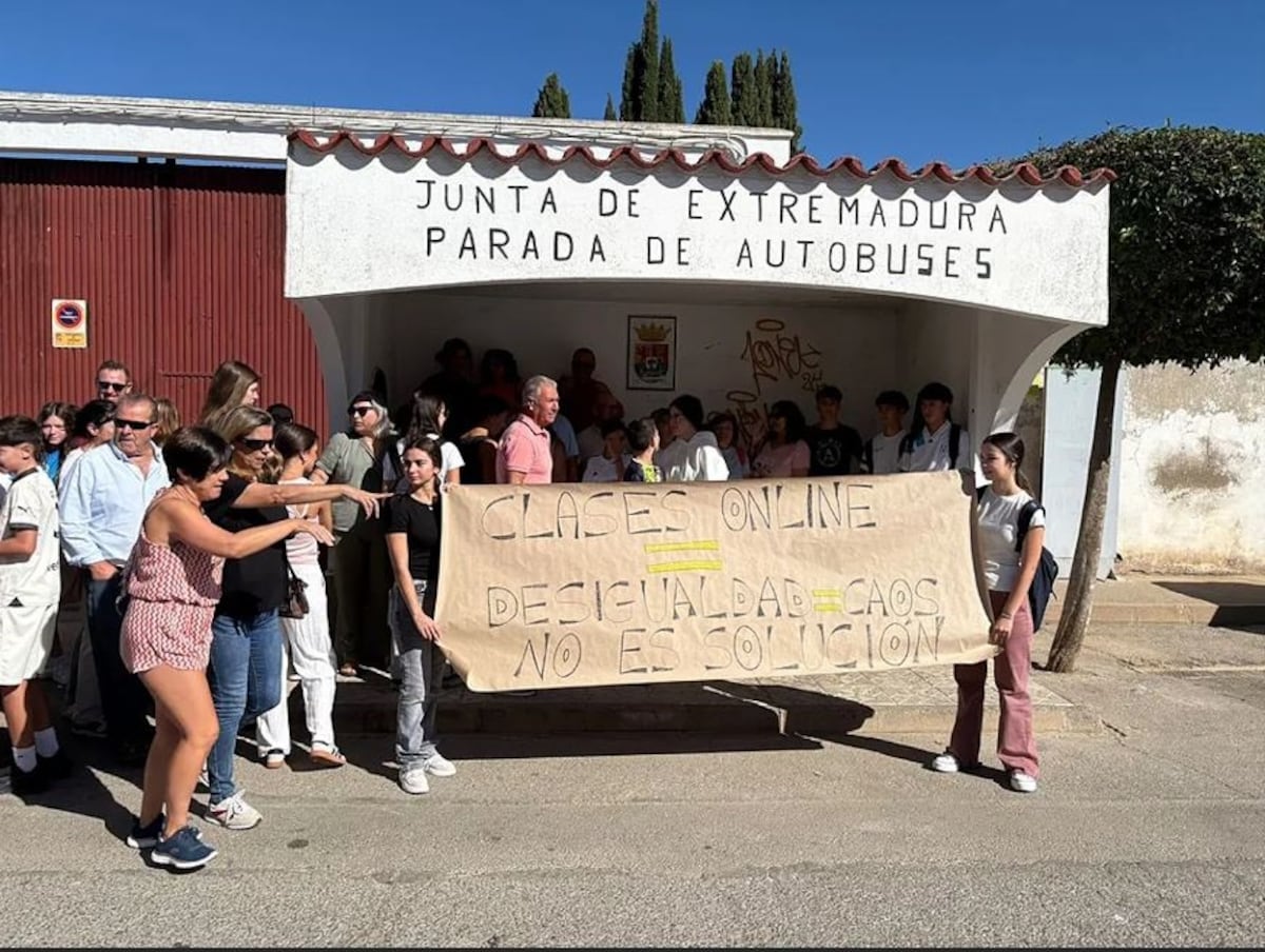 Miles de alumnos siguen sin poder ir a clase en Extremadura por el conflicto en el transporte escolar