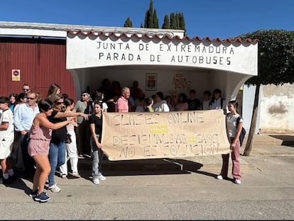 Concentración en Fuente de Cantos por el transporte escolar en Extremadura.