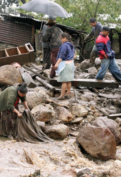 Los habitantes de Tecpan, en Guatemala, buscan entre las ruinas de sus casas tras el paso del ciclón. Más de 40.000 personas lo han perdido todo.