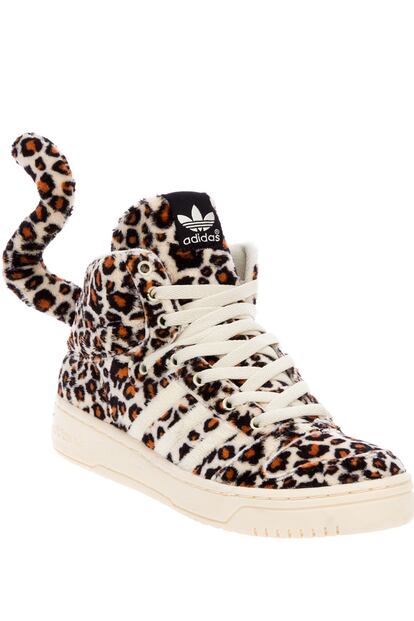 Jeremy Scott colaboró con Adidas para lanzar una colección de zapatillas con siluetas de animales, como éstas de guepardo (115 euros).