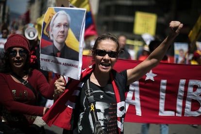 Una mujer sostiene un cartel pidiendo libertada para Julian Assange durante la manifestación en Barcelona.