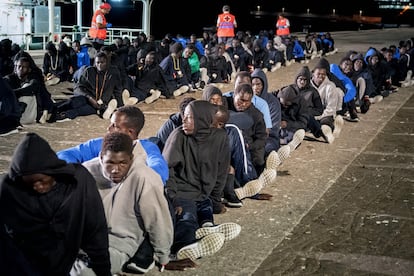 Parte de un grupo de 496 migrantes hacían cola el jueves en el muelle, tras ser rescatados por el buque de la Guardia Civil 'Río Segura', en el puerto de Granadilla de Tenerife.