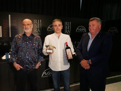 El escritor  y presidente del jurado, Fernando Aramburu, entregando el VI Premio Internacional Ribera del Duero al escritor argentino Marcelo Luján por su obra 'La claridad'.