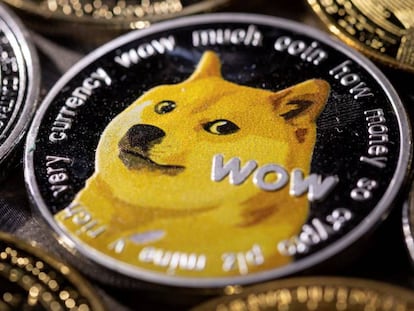 Moneda con la imagen del perro que utiliza Dogecoin.