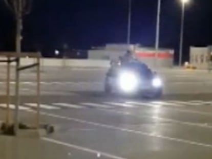 El conductor, de 23 años, grababa sus maniobras ilegales en el aparcamiento de Wanda Metropolitano.