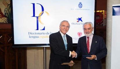 Isidro Faine, presidente de la Fundaci&oacute;n La Caixa, y Dario Villanueva, director de la RAE, durante la presentaci&oacute;n de los resultados.