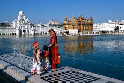 La entrada y las comidas son gratis en el Templo Dorado de Amritsar, en India. 40.000 peregrinos acuden cada día a su enorme cantina para disfrutar de una sencilla comida (chapattis, curris vegetales y arroz) después dehaber completado la vuelta ritual al perímetro del Amrit Sarovar, el lago de Néctar (en la foto).