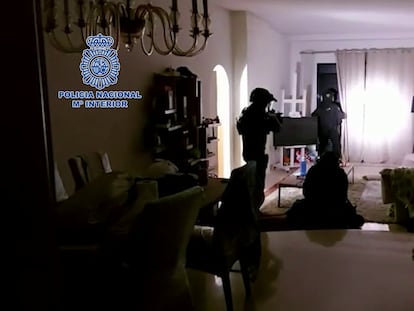 Un agente de policía en el domicilio donde estuvo capturado el ciudadano belga, en Marbella (Málaga).