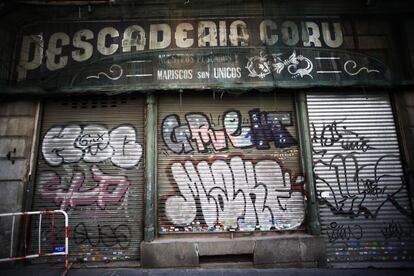 The end of rent controls has seen many establishments’ leases double or even triple – even jumping from €200 to €9,000 a month, or from €1,500 to €30,000 a month, which is what landlords are asking on upmarket Serrano street. Pictured, a fishmonger’s on Recoletos, with the blinds covered in graffiti.