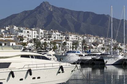 Málaga (España) Marbella 29/09/2010 Reportaje sobre la saturación urbanística de la localidad de Marbella (Costa del Sol). En la foto, vista de varias viviendas y yates en Puerto Banús.
 Foto: García-Santos