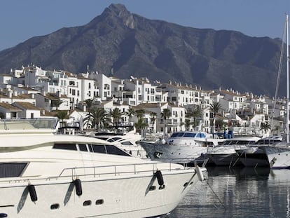 Málaga (España) Marbella 29/09/2010 Reportaje sobre la saturación urbanística de la localidad de Marbella (Costa del Sol). En la foto, vista de varias viviendas y yates en Puerto Banús.
 Foto: García-Santos