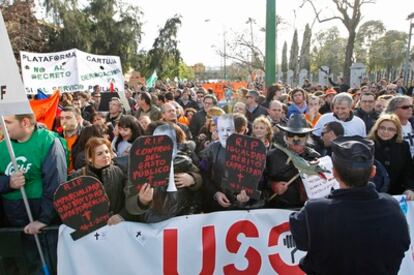 Cientos de funcionarios se manifiestan contra la ley de ordenación del sector público mientras se aprueba en el Parlamento andaluz.