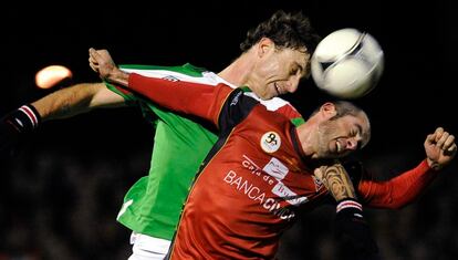 Alain Arroyo y Fernando Amorebieta pelean por el balón