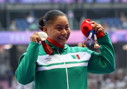 Osiris Machado muestra su medalla de plata, el 1 de septiembre.