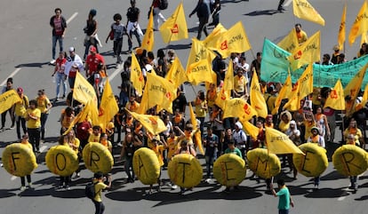 Manifestantes exigem a saída do presidente, com cartazes escrito 'Fora Temer'.