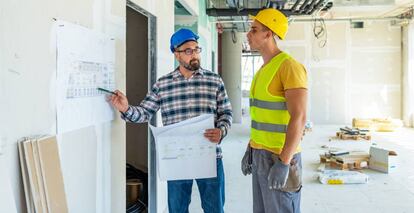 Jefe de obra y trabajador de la construcción.