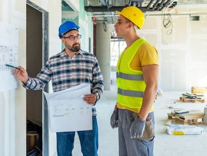 Jefe de obra y trabajador de la construcción.