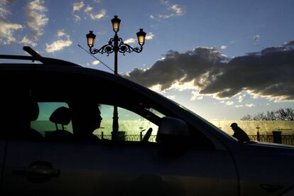 Circulación al atardecer por la calle Bailén a la altura del Viaducto.