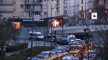 El 9 de enero, un cómplice entró en escena. Durante una toma de rehenes en el supermercado Hyper Cacher en las puertas de la capital, Amedy Coulibaly atacó a la comunidad judía y mató a cuatro personas antes de ser abatido por las fuerzas del orden. El día anterior mató a una policía municipal en Montrouge, región parisina.