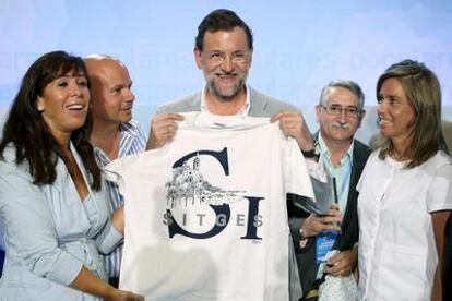 Rajoy, junto a la vicesecretaria de Organización del partido, Ana Mato, y la presidenta de los populares catalanes, Alicia Sanchez Camacho, en Sitges.