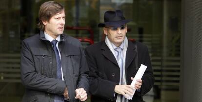 Los jueces Javier Gomez Bermudez (d) y Santiago Pedraz (i) a su salida de la Audiencia Nacional de la Calle Prim de Madrid.