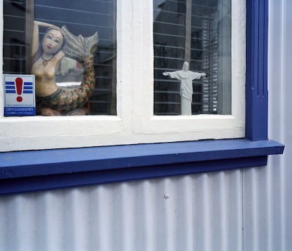 Ventana de una vivienda en las proximidades del puerto (Reikiavik, 2009).